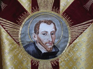 Portrait de Saint Régis brodé sur la chasuble