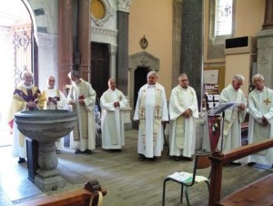 Les célébrants à la sortie de la messe
