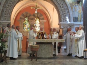 Célébrants autour de l'autel de la Basilique saint Régis